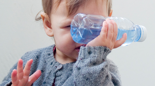 bouteilles d'eau colorées montessori 