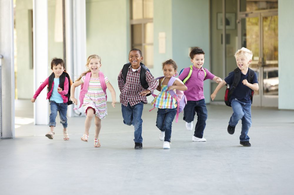 groupe d'enfants sortant de l'école