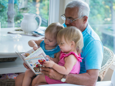 senior et enfants lecture