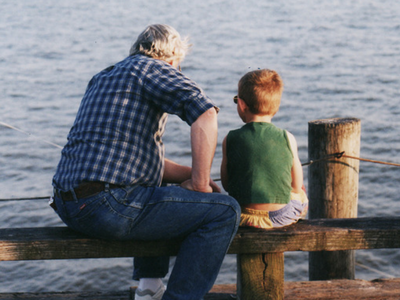 senior et enfant a la peche